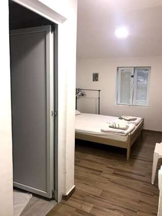 Апартаменты Tivoli apartments Рафаиловичи Трехместный номер с балконом-48